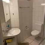 Rum i privatbostad Mit Privatem Badezimmer In Guter Lage