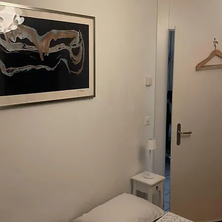 Gemuetliche Mit Eigenem Badezimmer Am Guter Lage Rum i privatbostad