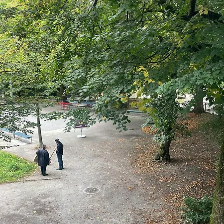 Gemuetliche Mit Eigenem Badezimmer Am Guter Lage Rum i privatbostad