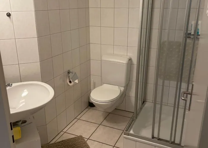 Rum i privatbostad Mit Privatem Badezimmer In Guter Lage